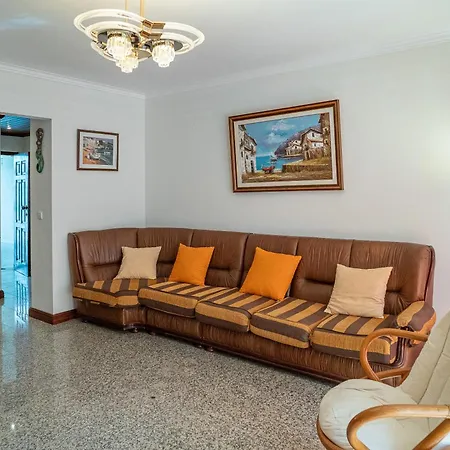 Brisa De - Spacious Family Apartment, 5min Walk To The With Private Parking