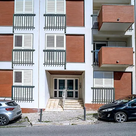 Brisa De - Spacious Family Apartment, 5min Walk To The With Private Parking * Sesimbra