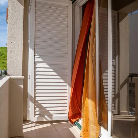 Brisa De - Spacious Family Apartment, 5min Walk To The With Private Parking