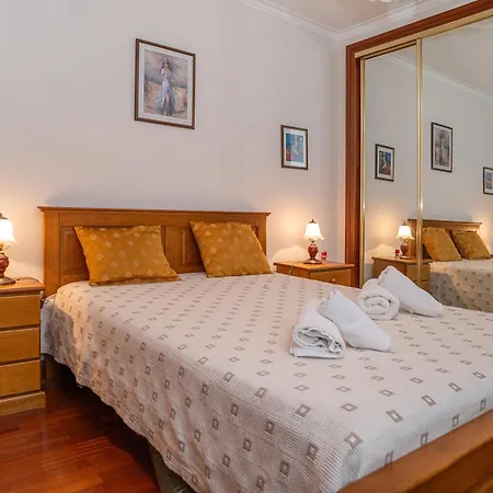 Brisa De - Spacious Family Apartment, 5min Walk To The With Private Parking شقة