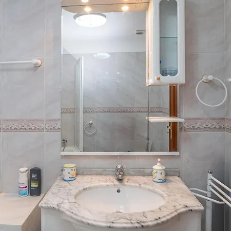 Brisa De - Spacious Family Apartment, 5min Walk To The With Private Parking *