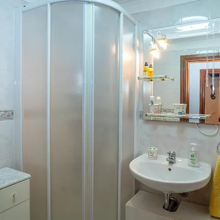 Brisa De - Spacious Family Apartment, 5min Walk To The With Private Parking